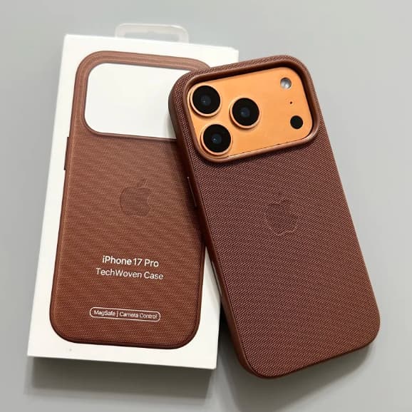 Capa protetora TechWoven MagSafe para iPhone 17 Pro Max, com botões de controle e design trançado magnético.